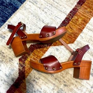 Cushionaire heeled sandals